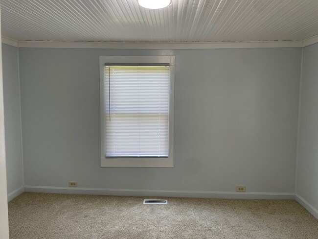 Building Photo - NEWLY RENOVATED 3 BED, 1.5 BATH WITH BONUS...