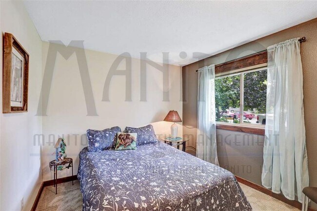 Building Photo - Spacious South Hill Rancher