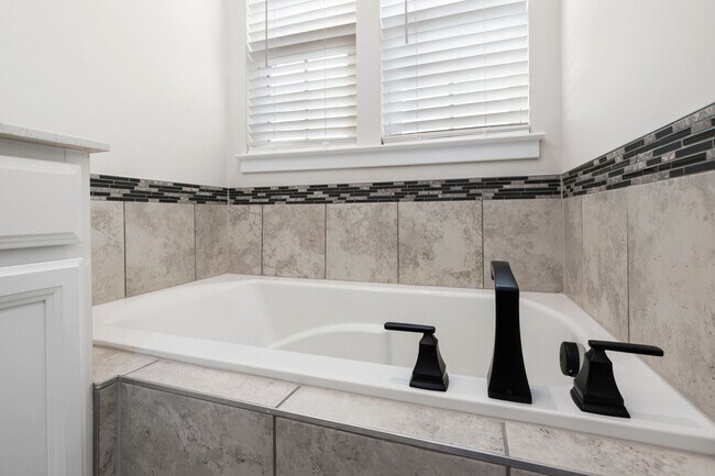 Building Photo - Family-Friendly Townhome for Rent in Baker...