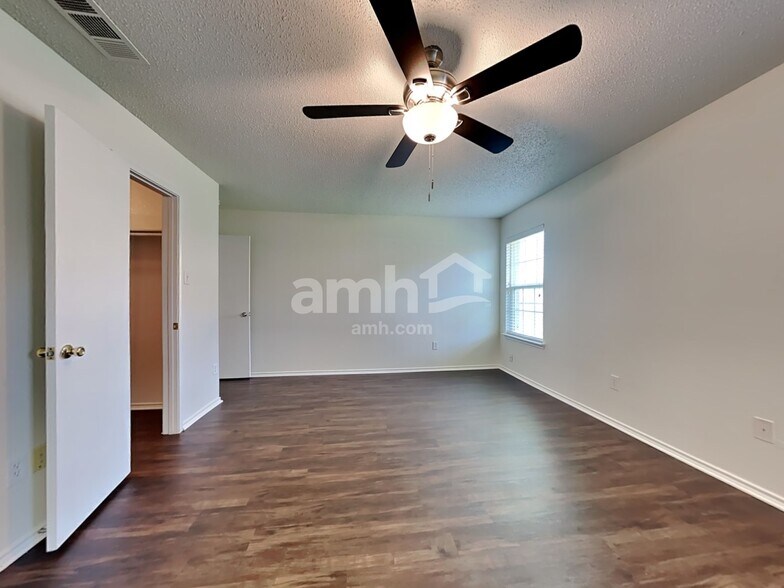 Building Photo - 5428 Kleberg Dr