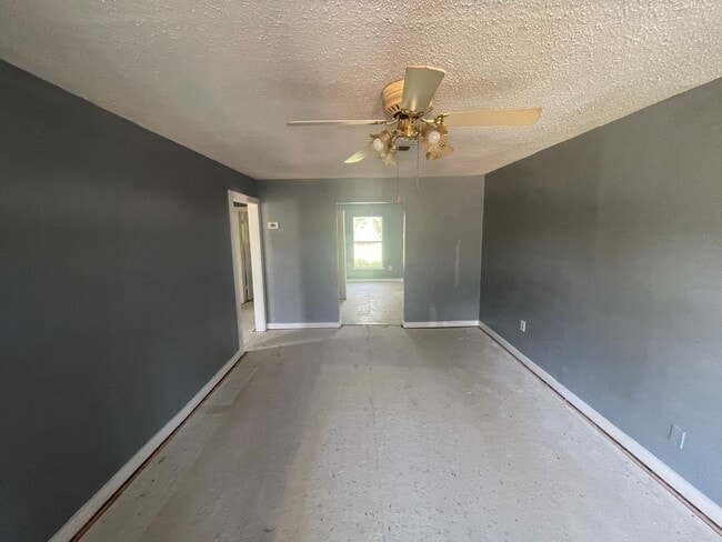 Building Photo - 3 bedroom, 1 bath