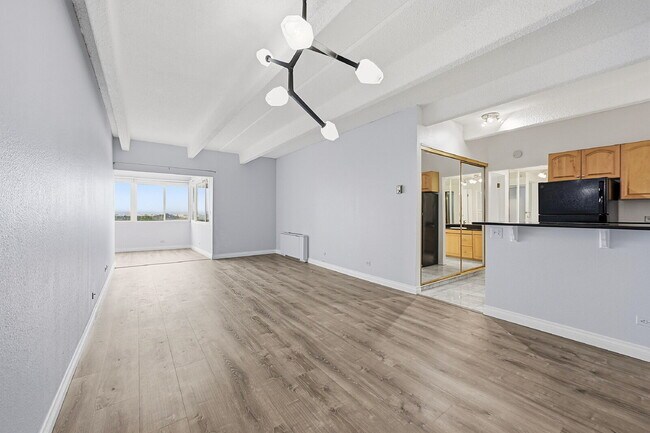Building Photo - $1,095.95, 1 bed, 1 bath, located in Denver with a gorgeous sunroom