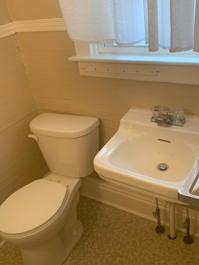 Building Photo - Dallastown SD 3 Bedroom House-Yard, Parking