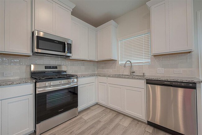 Building Photo - 27966 Western Crk Ct