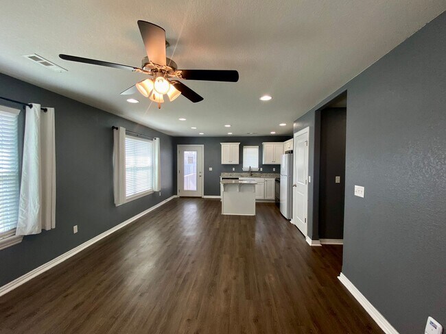 Building Photo - Lovely 3 Bedroom Home Ready NOW! Pets Welc...