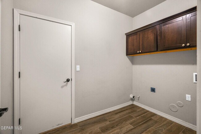 Building Photo - 7877 Enchanted View Dr