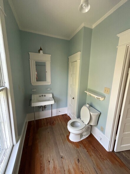 Upstairs Bathroom - 1014 Shepherd St