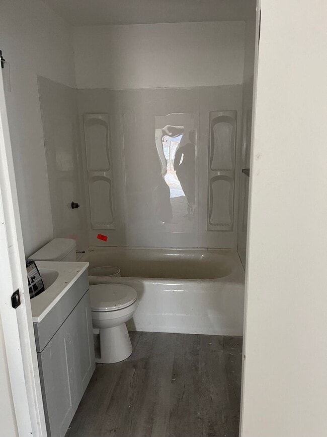 Building Photo - 3 bedroom, 2 bath in Harvard Park.