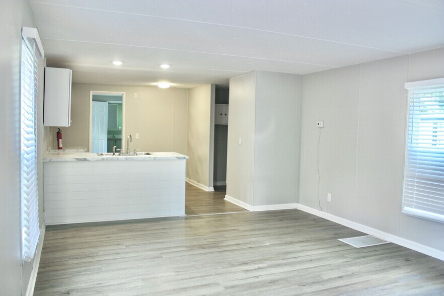 Building Photo - 413 W Limestone Rd