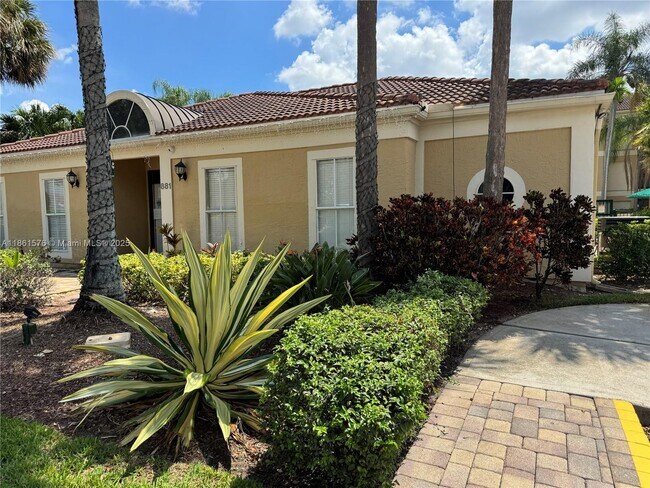 Building Photo - 977 Riverside Dr