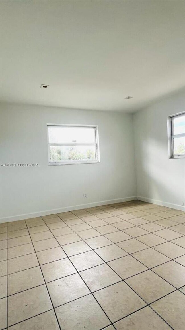 Building Photo - 608 SW 16th Ave