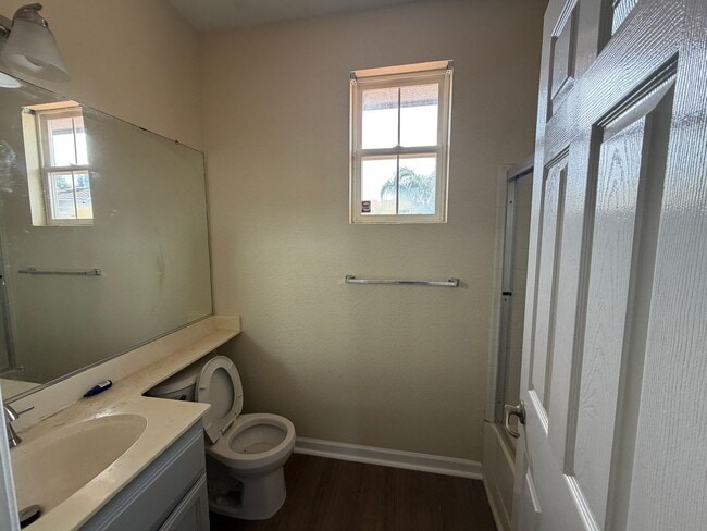 Building Photo - Lovely Upstairs Unit