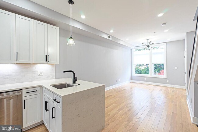 Building Photo - 1219 Wylie St NE