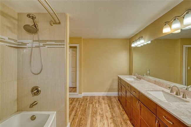 Building Photo - 296 Hartt Hill Dr