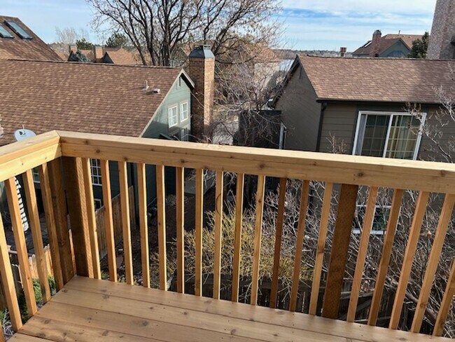 Building Photo - Fully Renovated Townhome in Great Aurora Community