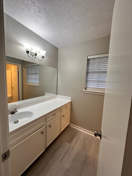 Building Photo - 121 Fern Valley Rd