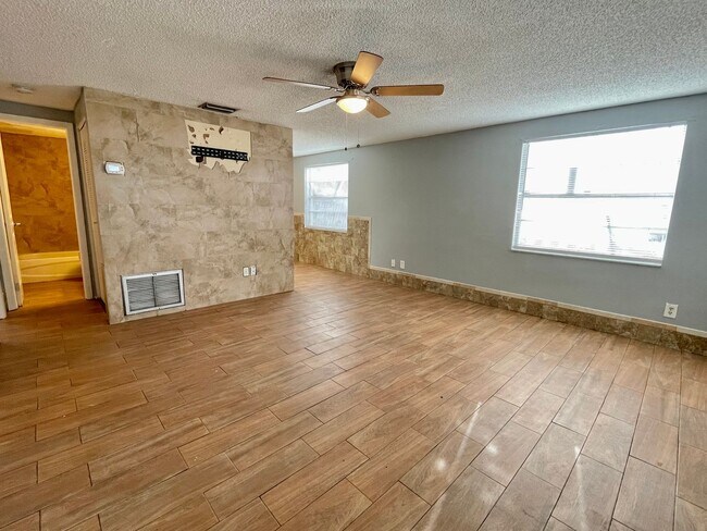 Building Photo - Sunny Lakes