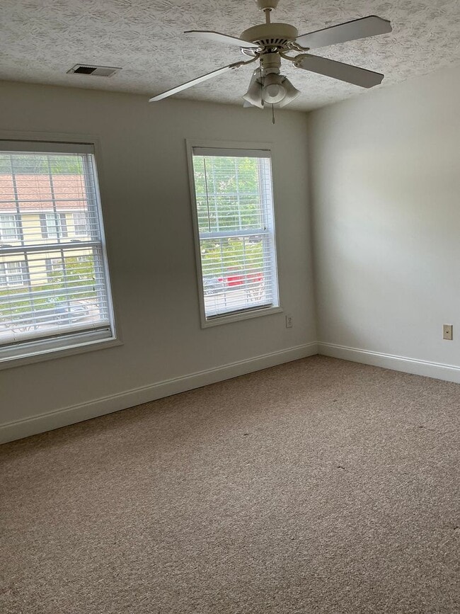 Building Photo - 2 BR 2.5 BA Condo in Gated Community- Mall...