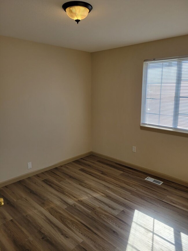 Building Photo - Updated House in NE Salem - Fenced Yard - Pet Friendly