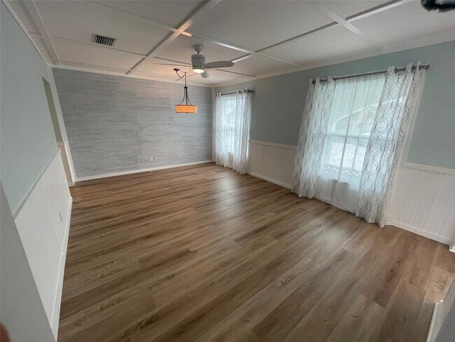 Building Photo - 6108 11th Ave W