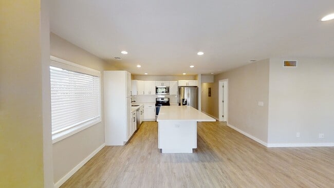Building Photo - 7 BD, 3 BR. Spacious Yard!!