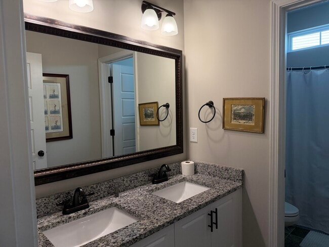 Building Photo - 352 Fox Haven Dr