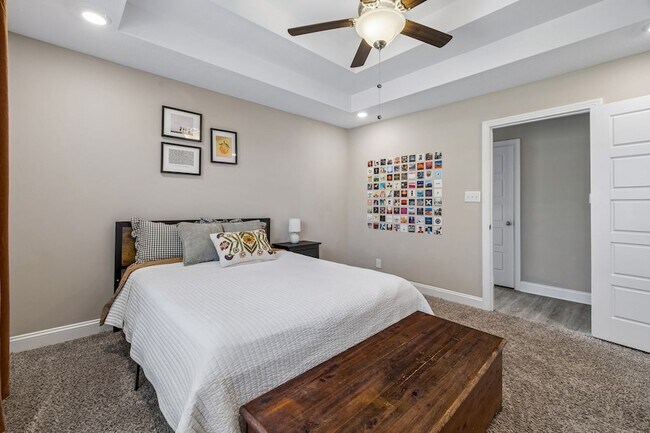 Building Photo - 833 Lutz Ln