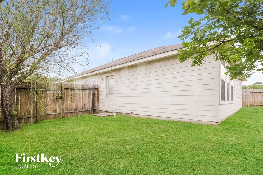 Building Photo - 16985 Valiant Oak St