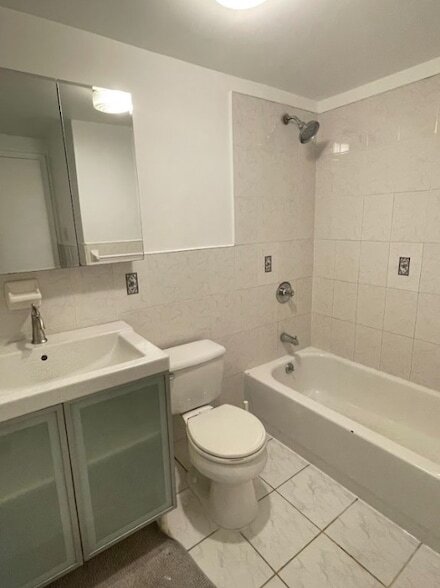 Building Photo - 278 Kosciuszko St