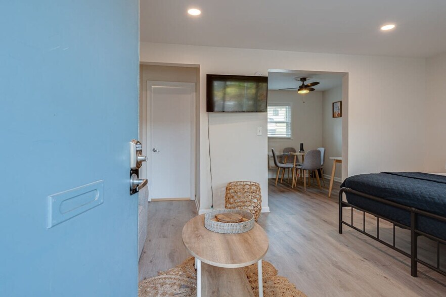 Building Photo - 801 Hillview Heights