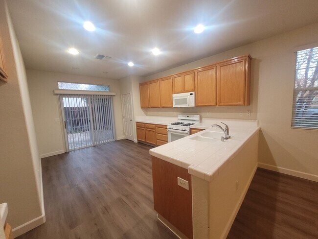 Building Photo - Beautiful Natomas area home on corner lot