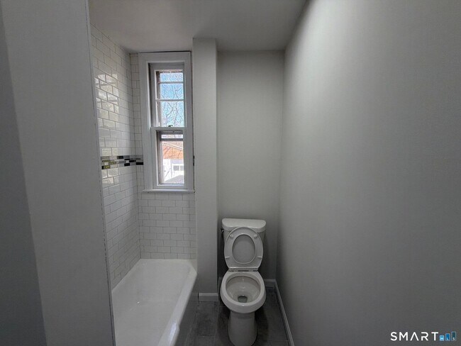 Building Photo - 316 W Main St