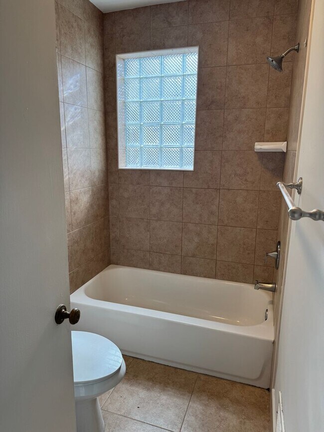 Building Photo - Great Price and location!