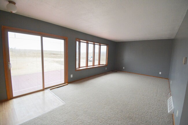 Building Photo - For Rent – Stunning 3-Bed, 2.5-Bath Countr...