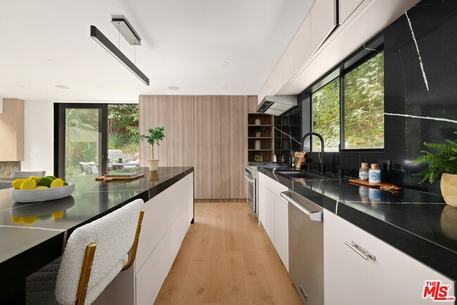 Building Photo - 1561 Clear View Dr