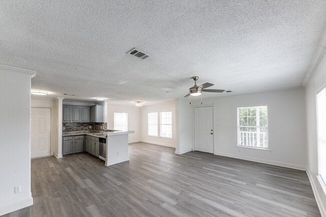 Building Photo - 134 Varsity Dr