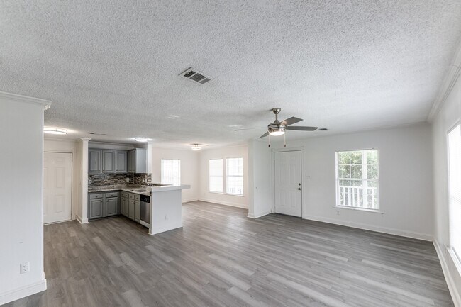 Building Photo - 151 Varsity Dr