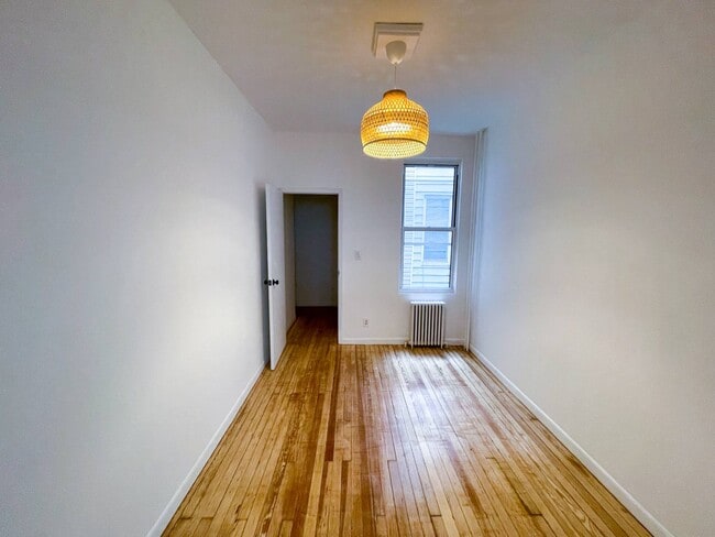 Building Photo - 72-45 60th Ln