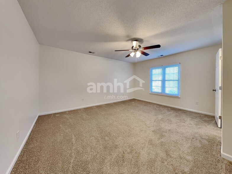 Building Photo - 516 Holiday Dr