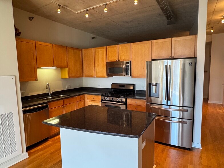 Building Photo - 720 N Larrabee St