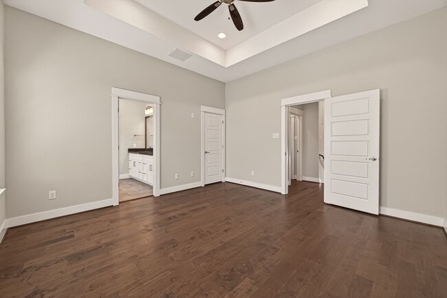 Building Photo - 2010 St Charles St