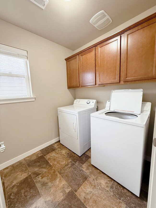 Building Photo - Charming 3bed/2.5 bath House!