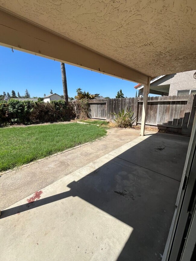 Building Photo - North Modesto Home