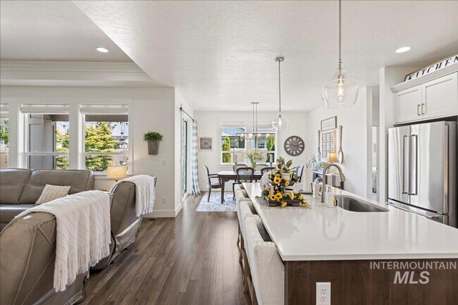 Building Photo - Live in Luxury! 3 bed 2 bath with gorgeous back yard!