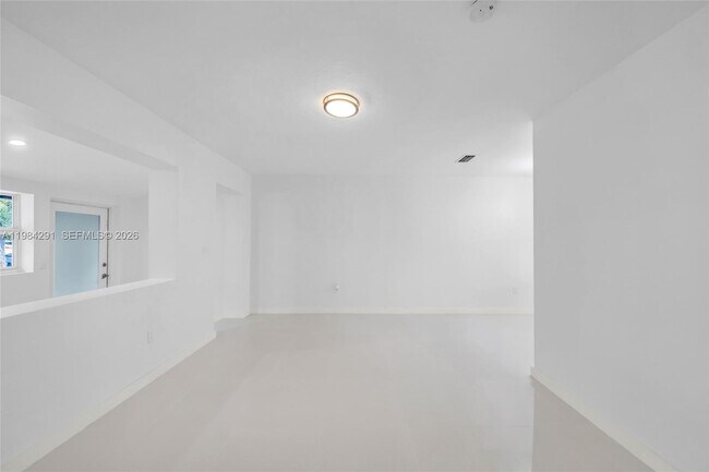 Building Photo - 27 Suffolk Ave