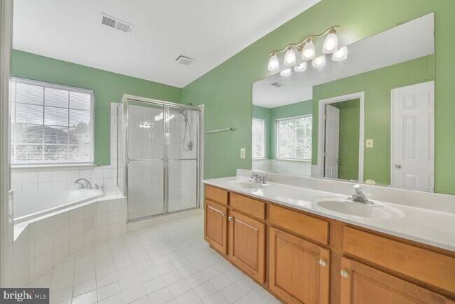 Building Photo - 730 Emerald Hill Dr NE