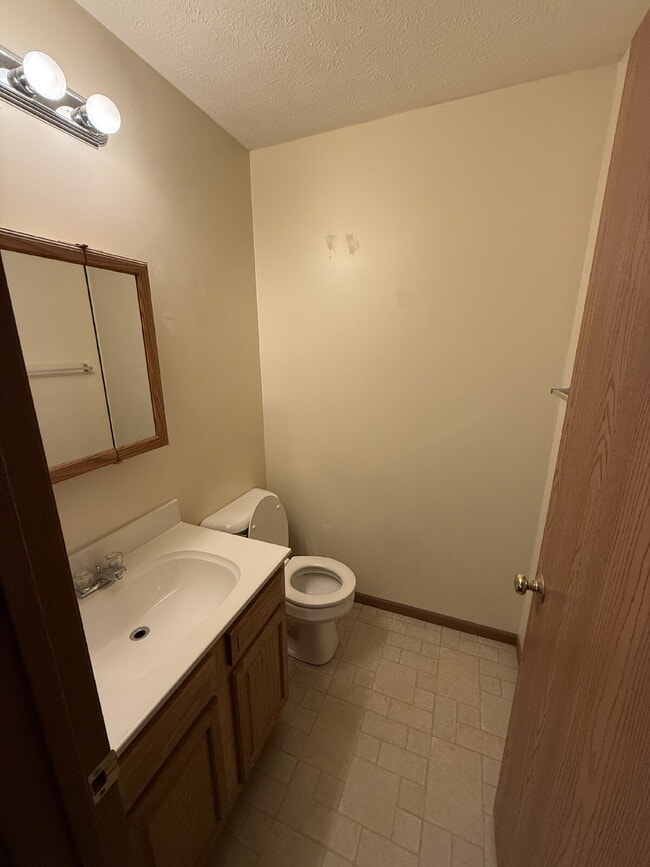 Building Photo - Charming 2-Bedroom Duplex on Campbell Road – Your Home in Sidney!