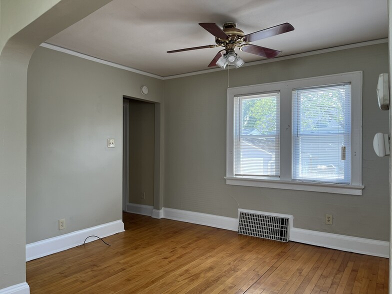 Building Photo - 2223 E Vollmer Ave