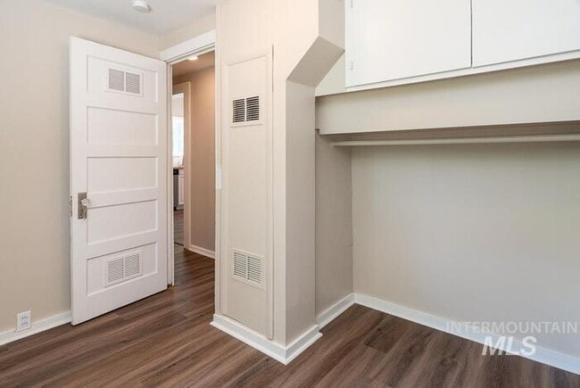 Building Photo - Charming 2 Bed, 1 Bath Single-Family Home with Large Backyard & RV Hookups!