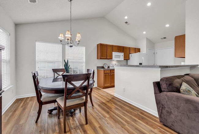 Building Photo - 765 Riverward Dr